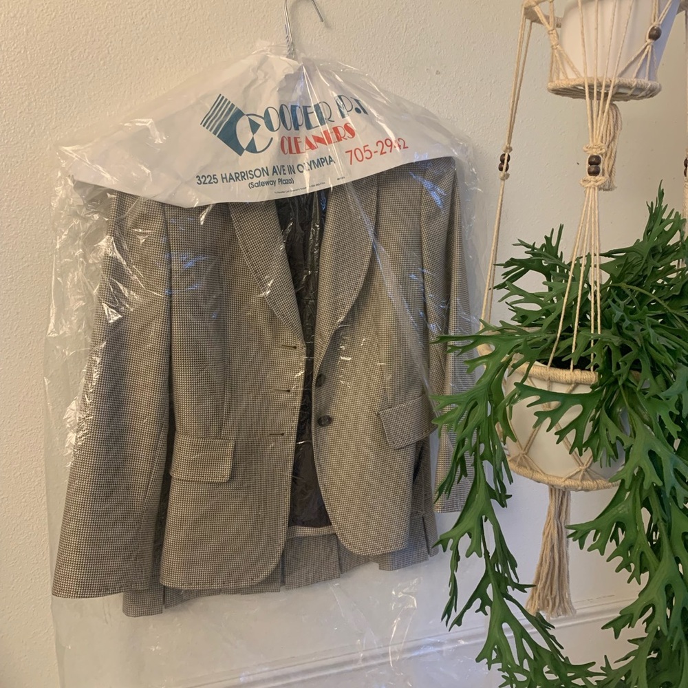 Tahari Size 2 Suit set, Blazer and Skirt, Worn once